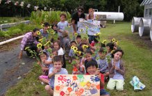 Noelani schoolchildren in the garden